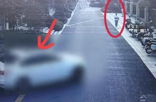 浙江嘉兴，2岁男孩小区玩滑板车，突然，一女子开车从地库冲出来，撞倒男孩，从头上轧