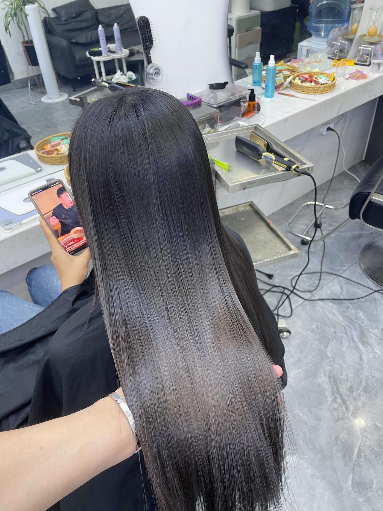 头发拉直的同时发根也不会贴头皮。
长沙自然卷、沙发是不是都想要顺滑的头发一定来找