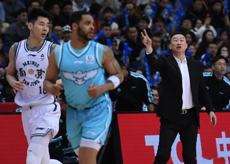 计谋？本赛季青岛队第一次先发使用双大外。 