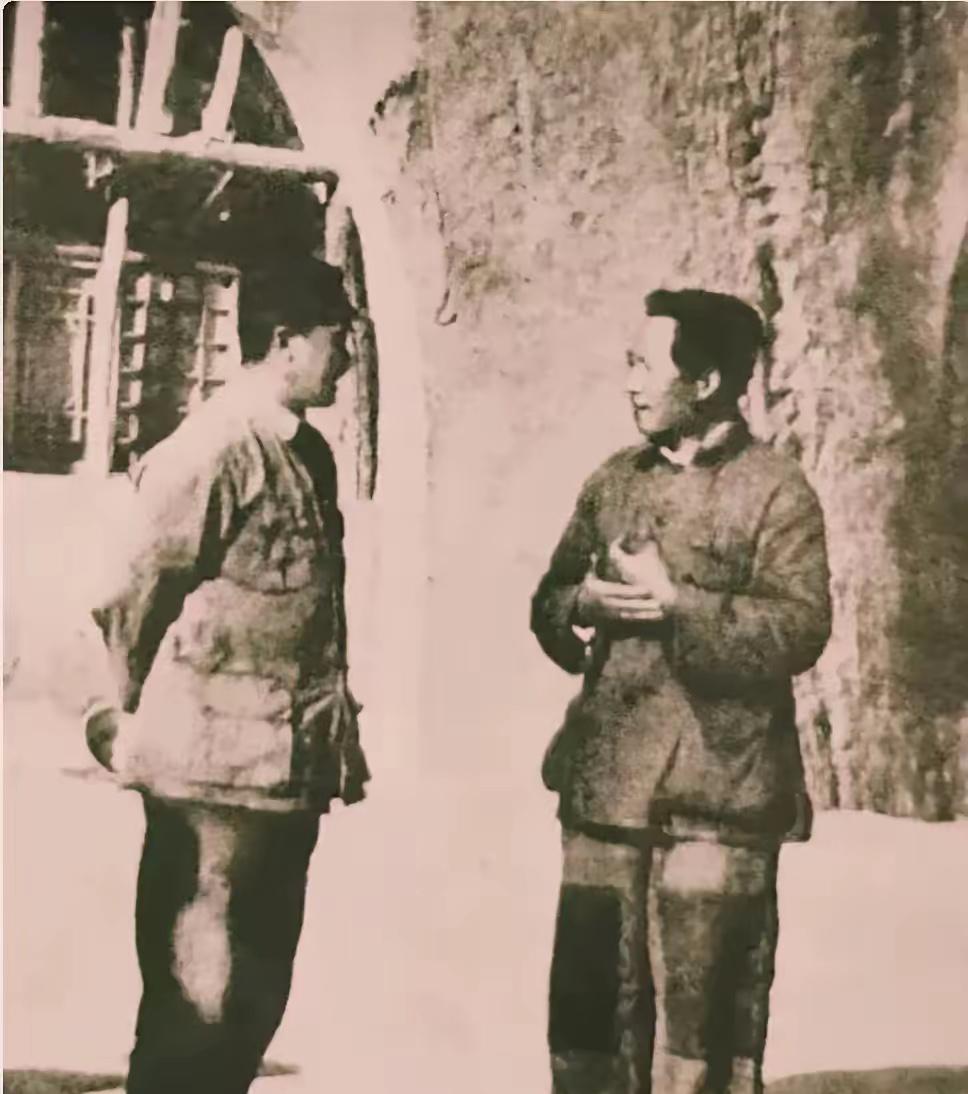 仔细看毛主席在延安这张真实的照片，你发现了什么？

毛主席一直保持艰苦朴素的作风