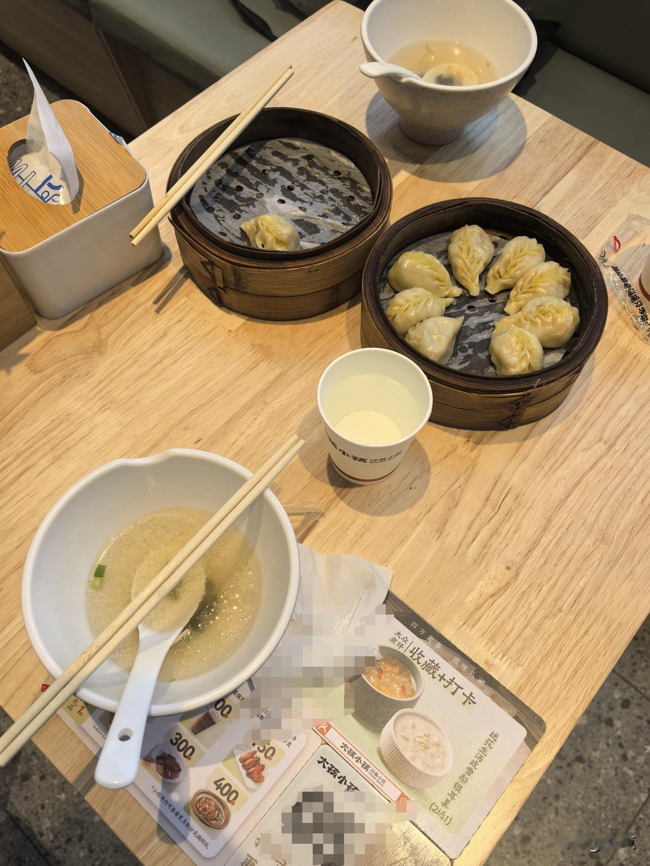 老妈热衷于给我介绍男朋友。
因为“你老了没人照顾你，身边连个倒杯水的人都没有，我