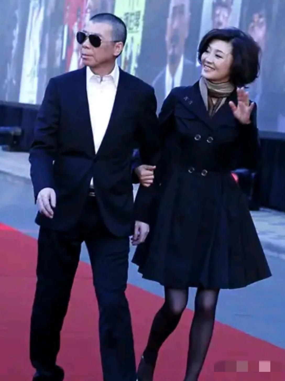 画面中的冯小刚胖瘦合度，西装笔挺，一副墨镜显得又酷又范儿；妻子徐帆明眸皓齿，娇柔