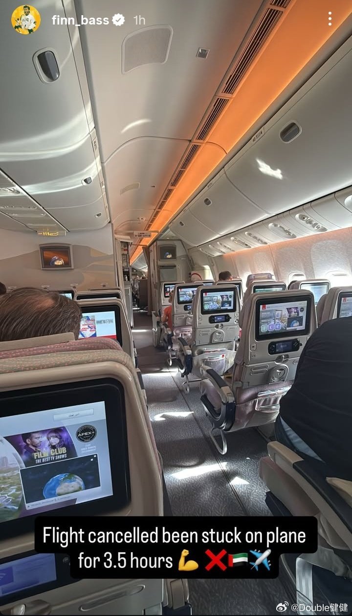 英国选手Finn Bass🇬🇧在飞往迪拜的飞机上等待 3.5 小时，准备参加