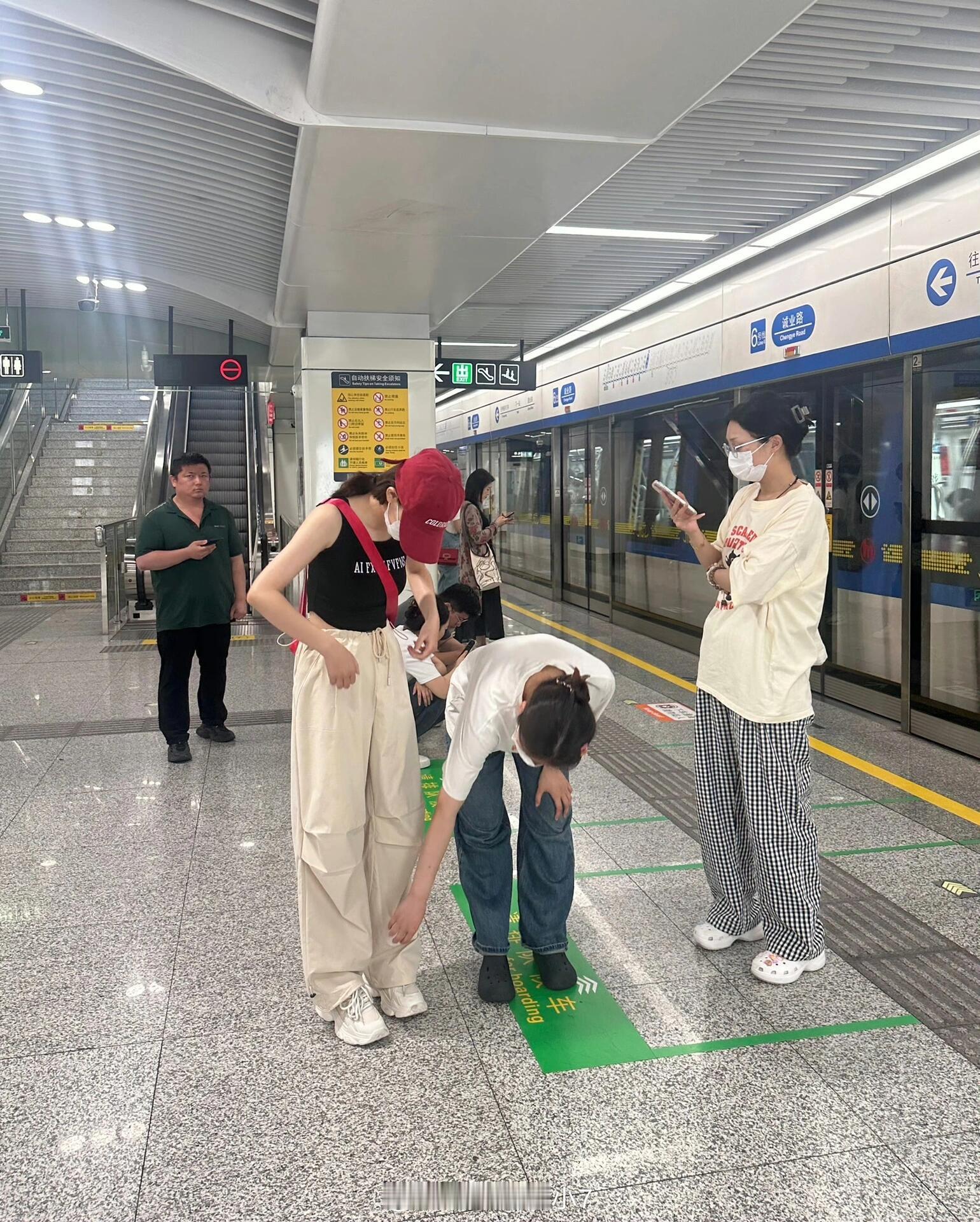 沃c!沃c!!!地铁站看到的！这个工装裤直戳我的心巴啊啊啊，面料轻薄柔软，穿着很