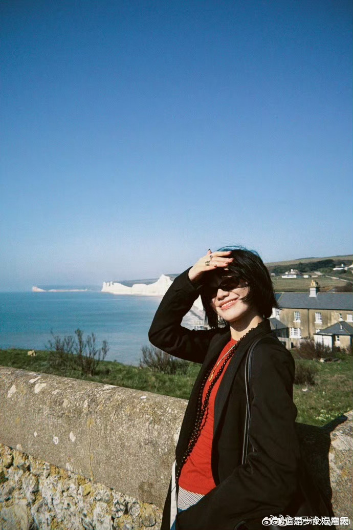 佟掌柜骨子里的江湖气传给了元清元清身上满是闫妮的影子一眼便能认出闫妮的独特韵味，