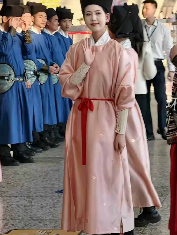 机场服务人员大变装
这波操作太独出心裁呵！

 友友们看到图片。是不是觉得自己在