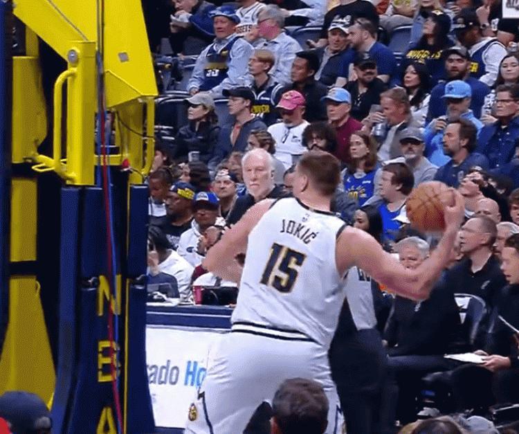 NBA赛场之约基奇的长传，又快又到位。
  不得不说约基奇的力量是真强啊，从后场