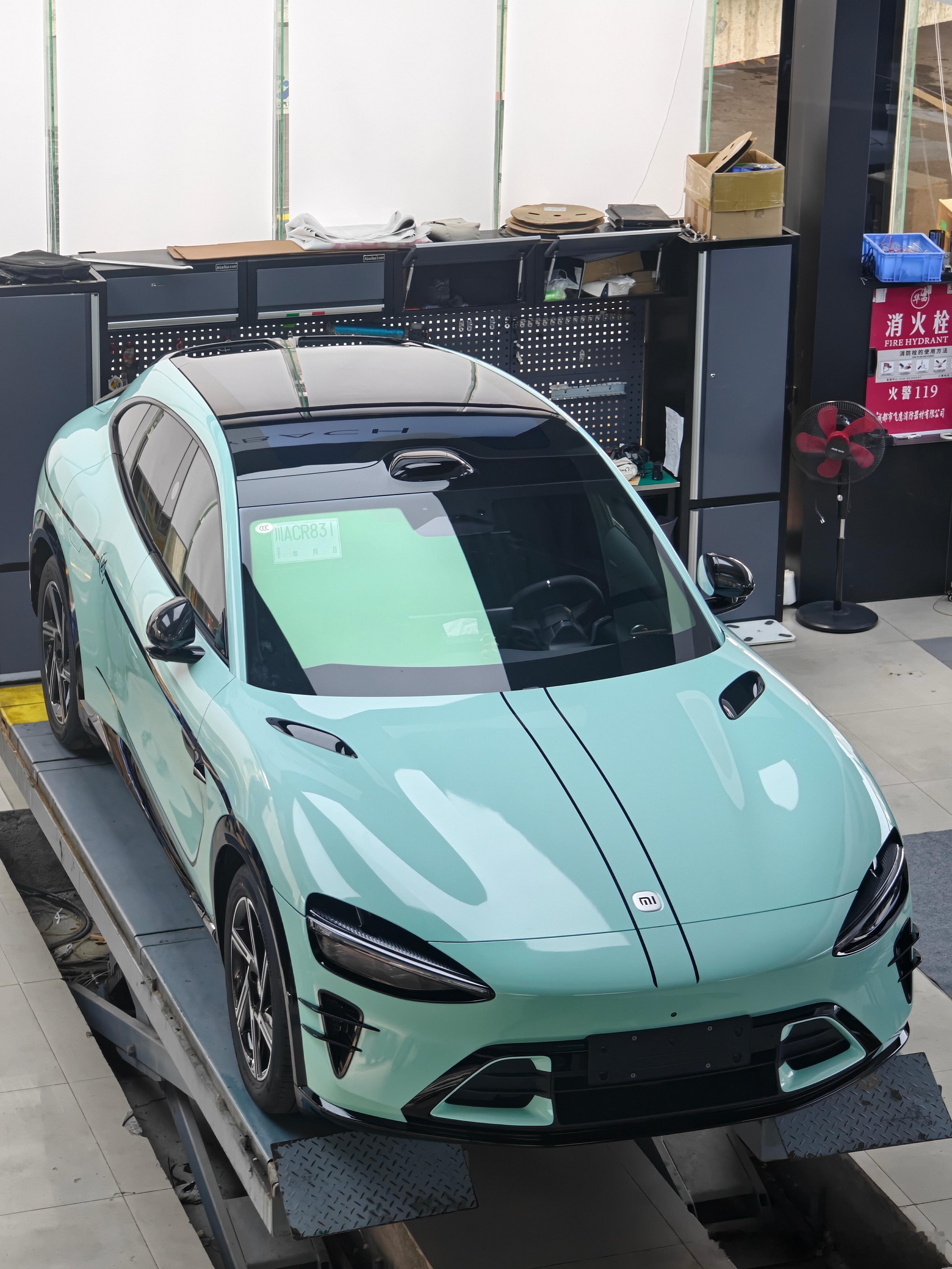 下订单的时候，觉得钛金属色好看.沉稳，大气！后面店里有了展车，发现这个影青色更好