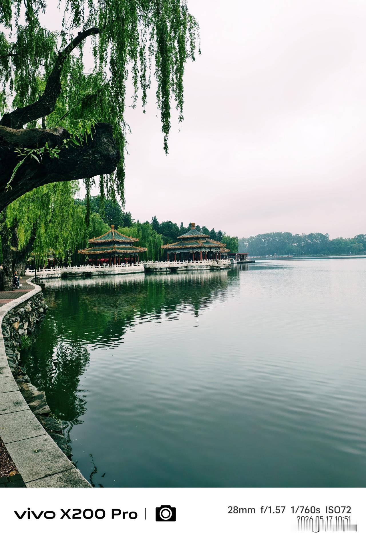 五月的北京，阴雨天气凉爽，北海公园游人不多，随手一拍“五龙亭”，壮观美丽。北京初