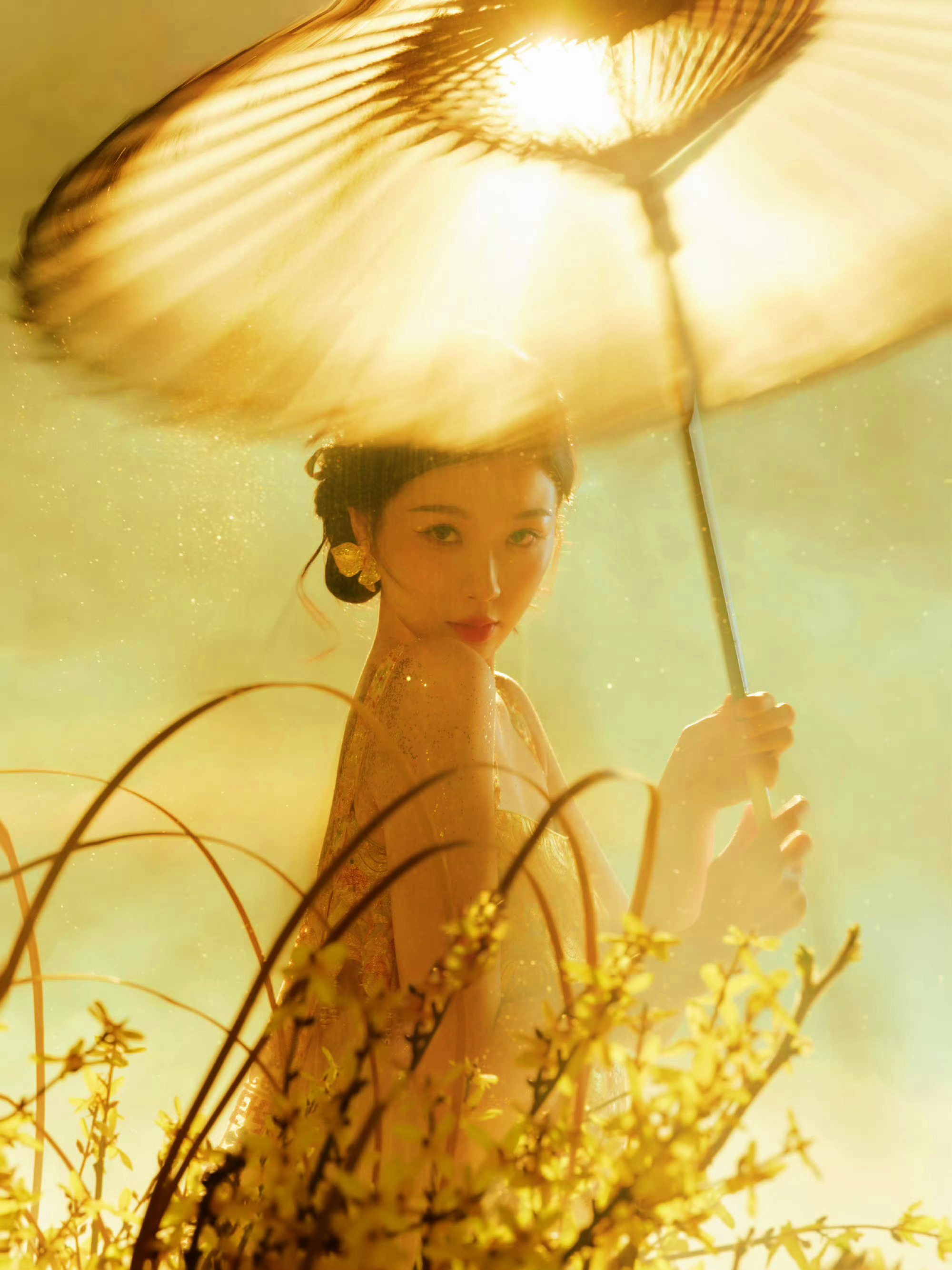 突然发现虞书欣redgala活动造型很有意义耶一个是油纸伞一个是檀香扇都是非遗传