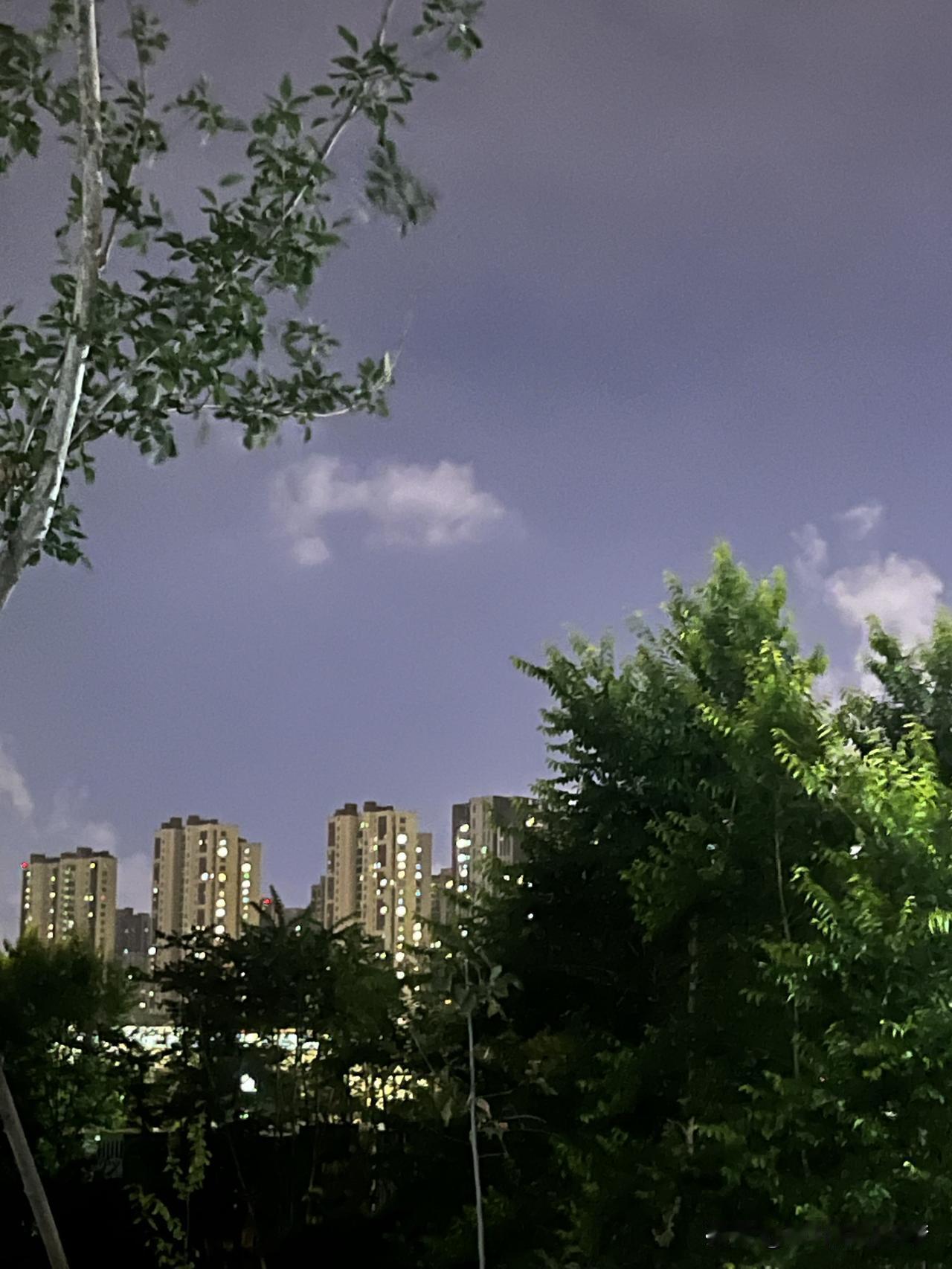 夏日里的夜空，安静而又美丽。