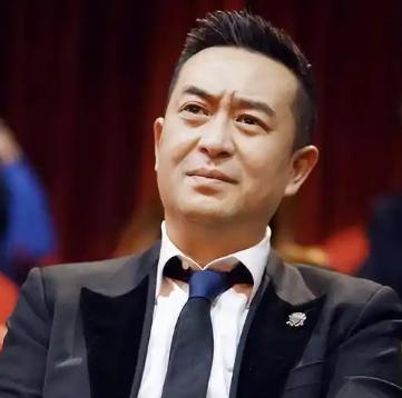 她是张嘉益前妻，曾经竟然当着媒体的面，怒斥：他之所以娶我，就是想利用我，靠我父亲
