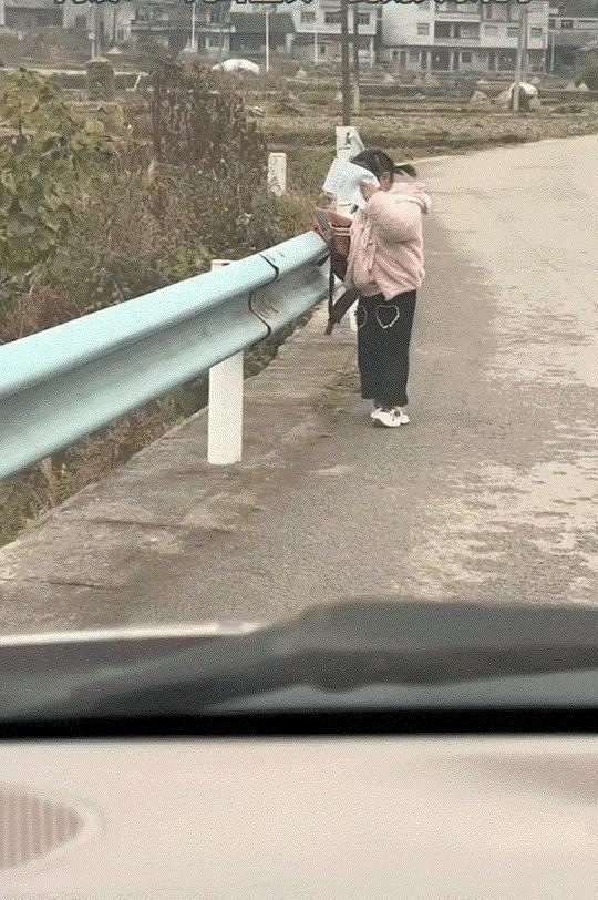 笑不活了！贵州，一位老师开车返校时偶遇自己的学生，本想打个招呼，结果小女孩怕被认