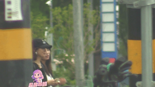 赵丽颖带儿子逛街看展赵丽颖儿子身高 赵丽颖和保姆带儿子想想逛街、看展， ​​​