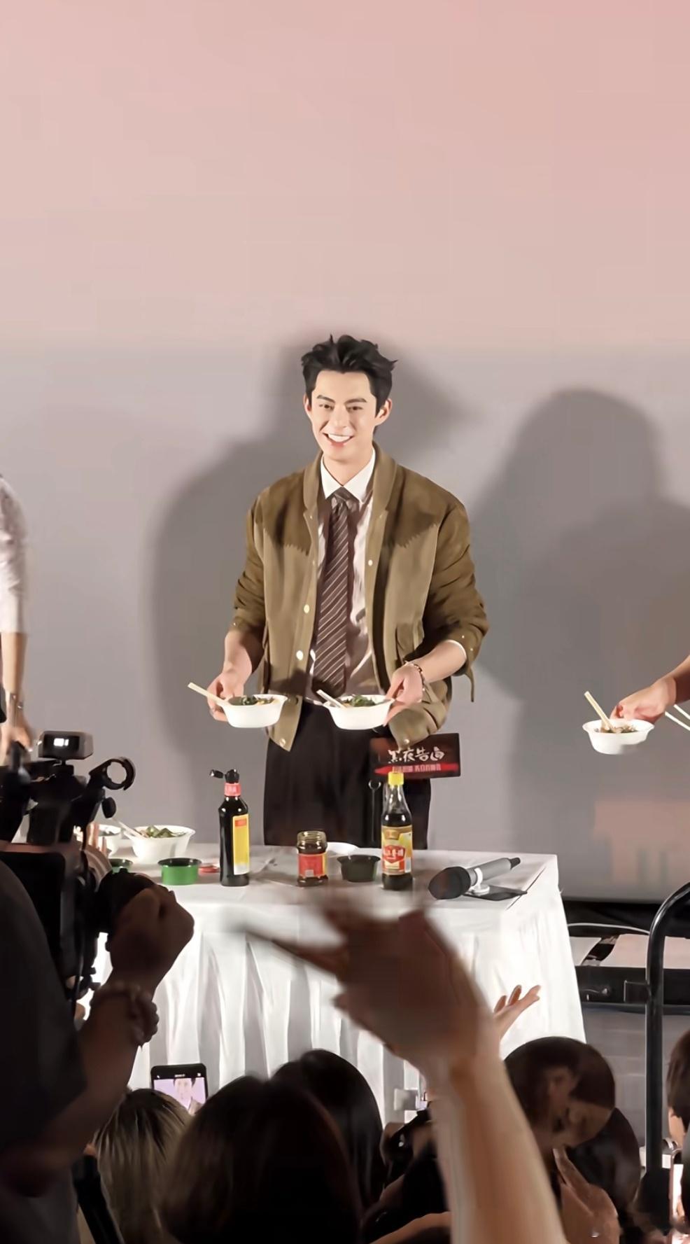 《黑夜告白》一播，潘粤明王鹤棣双男主加持，安宁这波赢麻了。王鹤棣说在云南拍戏“舒