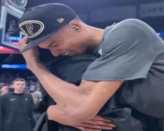 真情流露!文班亚马带队杀进总决赛与父亲进行热情拥抱今日NBA季后赛西决G7雷霆坐