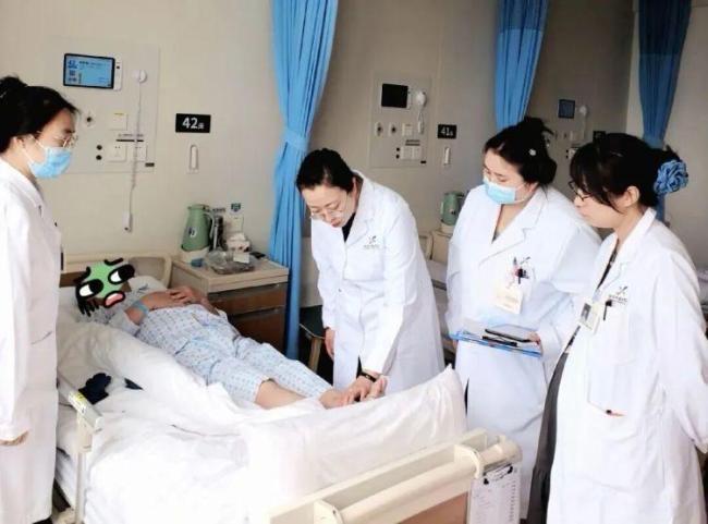 天天吃猪脚饭，35岁男子突发痛风进ICU！真相刺痛无数打工人

近日，广东深圳一