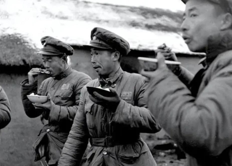 1949年，高邮解放。十几名地下党曾经被枪毙，组织认定他们已牺牲，谁知，几天后，