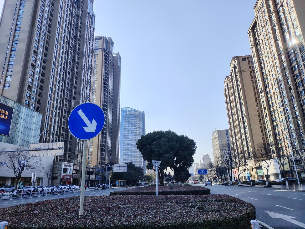 何为职场上的“人走茶凉”？从朋友圈点赞和评论，就能明显的看出来。在职的时候，大家