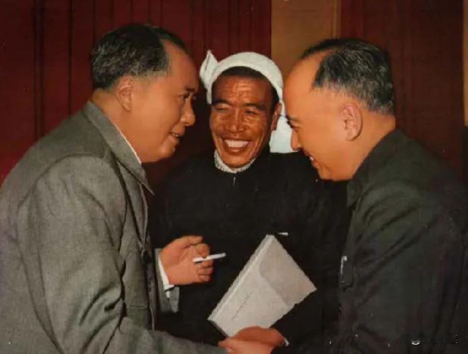 一个是大国的领袖，一个是耕田的农民，一个是造原子弹的著名科学家。
看到主席左手夹