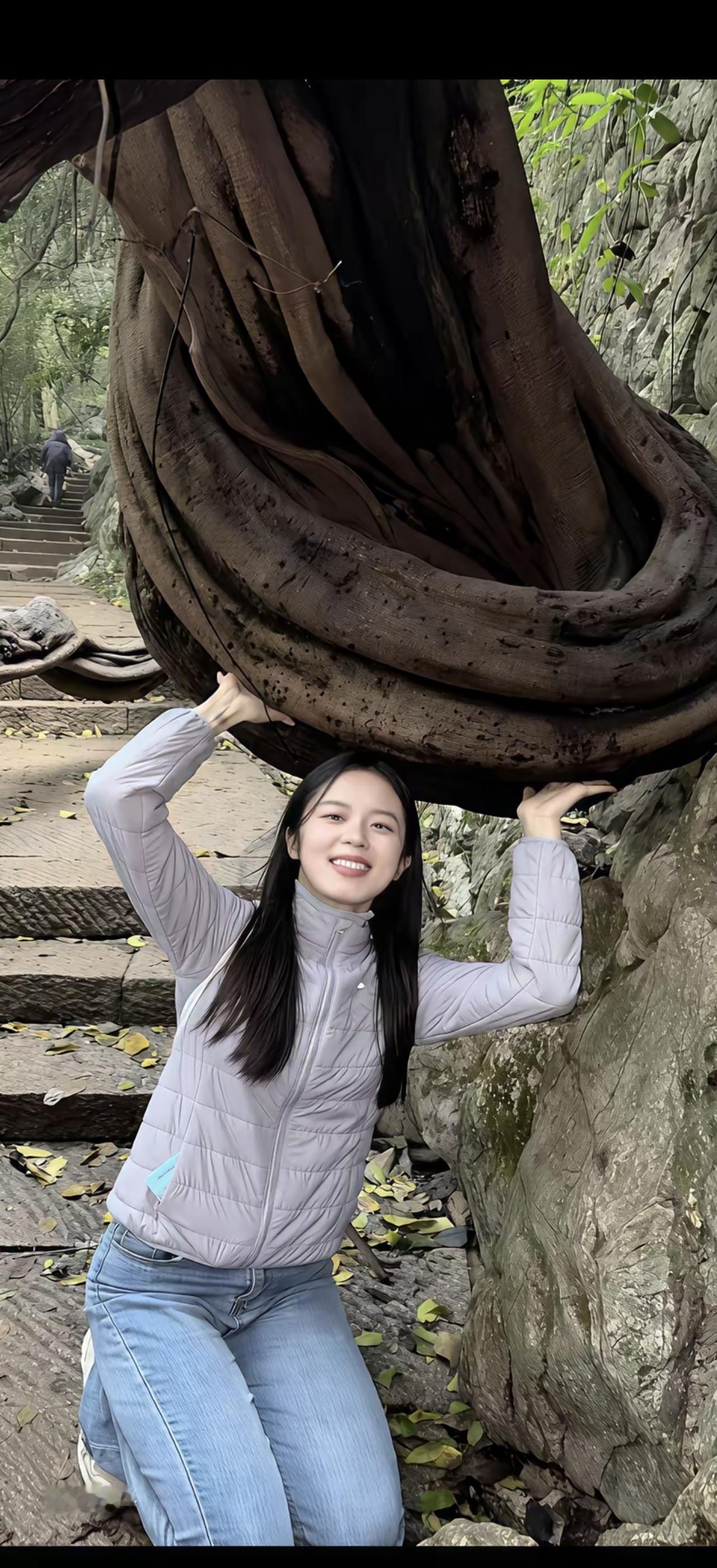 在树根下拥抱大自然，感受生命的力量！🌳💪