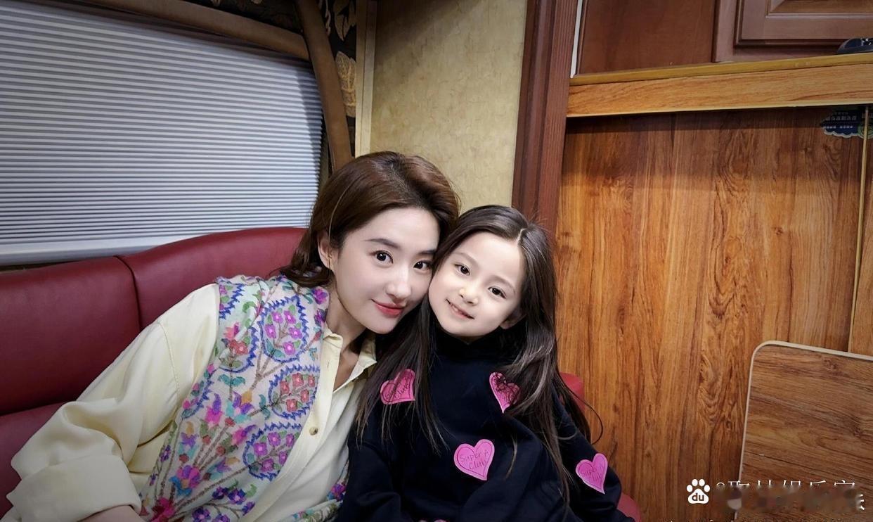 刘亦菲与剧中女儿的合照洋溢着满满的温馨，让人不禁遐想，倘若她真的拥有自己的孩子，