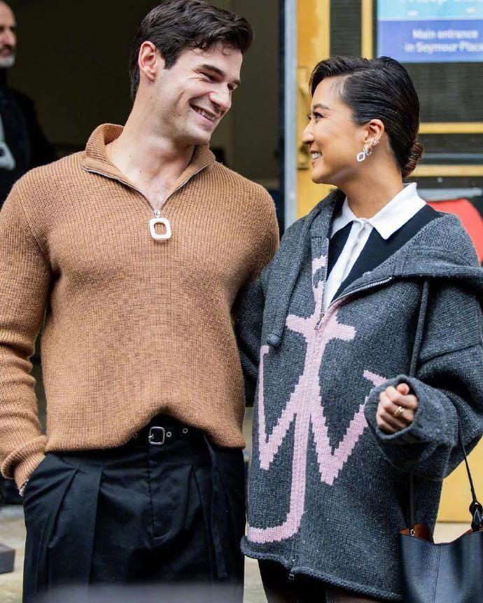 最近贾玲引爆整个娱乐圈，瘦身成功后简直就是脱胎换骨的变化，气质优雅，不过有细心的