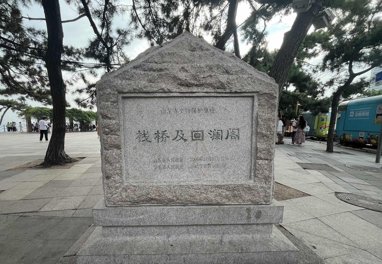 1986年8月下旬，我到了青岛市栈桥景区。那时的栈桥景区清净的很啊，三两个游客在