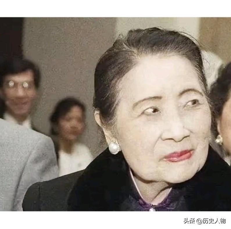 1958年宋美龄赴美访问，席间有美国记者尖锐发问：倘若美国动用原子弹轰炸中国大陆