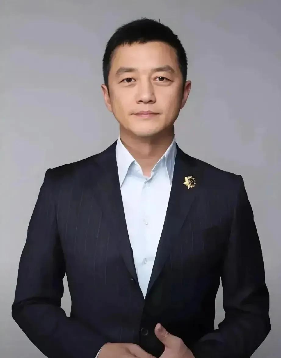 李嫣和李亚鹏走红毯，这画面太有冲击力！镜头下，19岁的李嫣一袭黑裙配短发，气场全