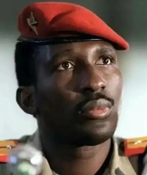 世上最穷总统托马斯·桑卡拉，月薪仅有450美元，在位仅四年却被国人怀念至今。
