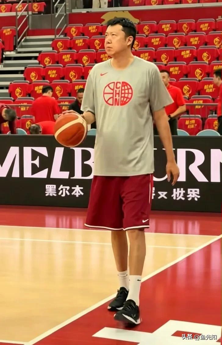 在今晚中国男篮热身赛赛前，场边出现了一个熟悉的身影，那就是前男篮国家队队员王治郅