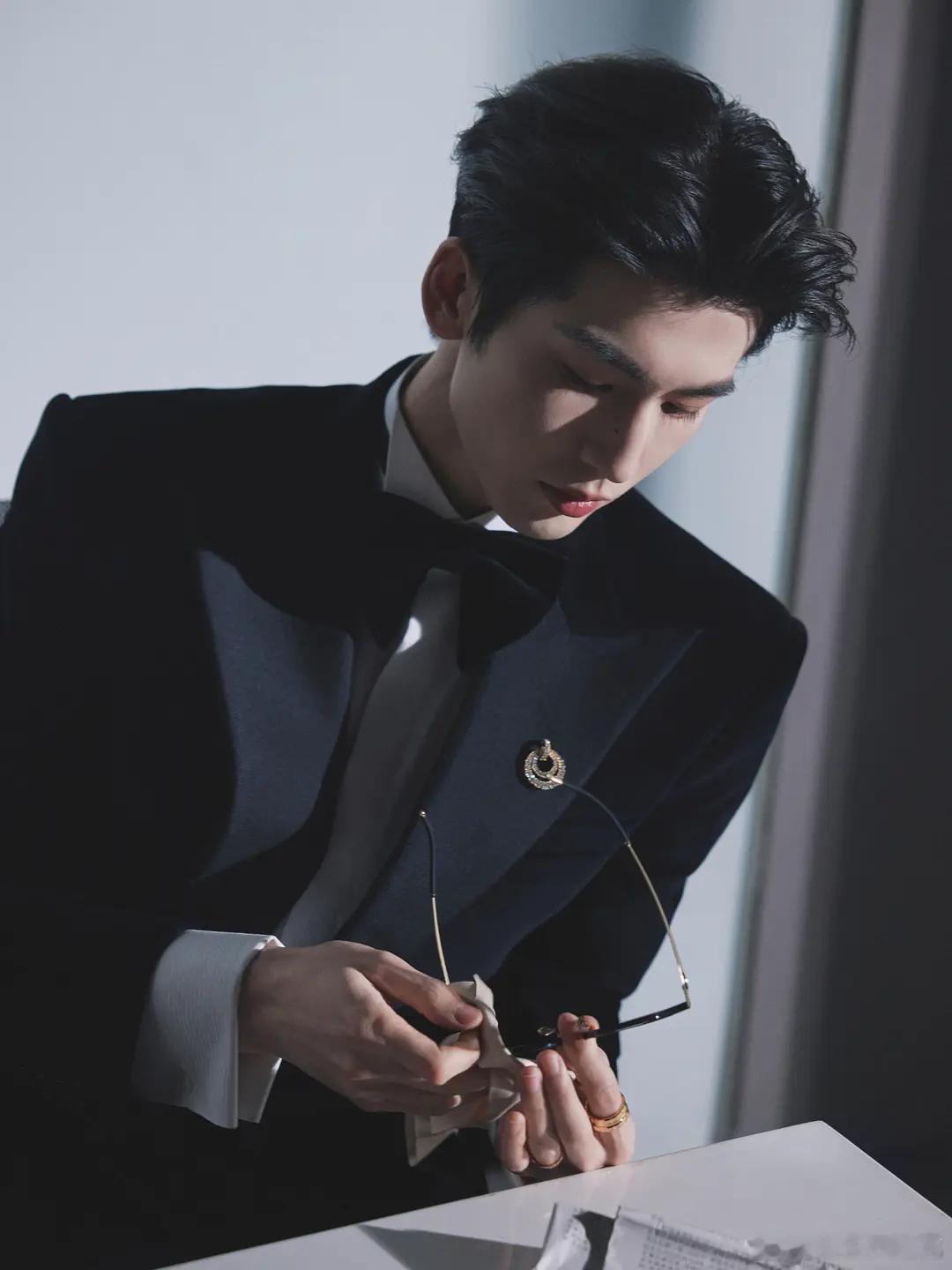 张凌赫 何苏叶回来了张凌赫第二套蒋峤西投行精英，今晚简直是颜值盛宴换装大赏[舔屏