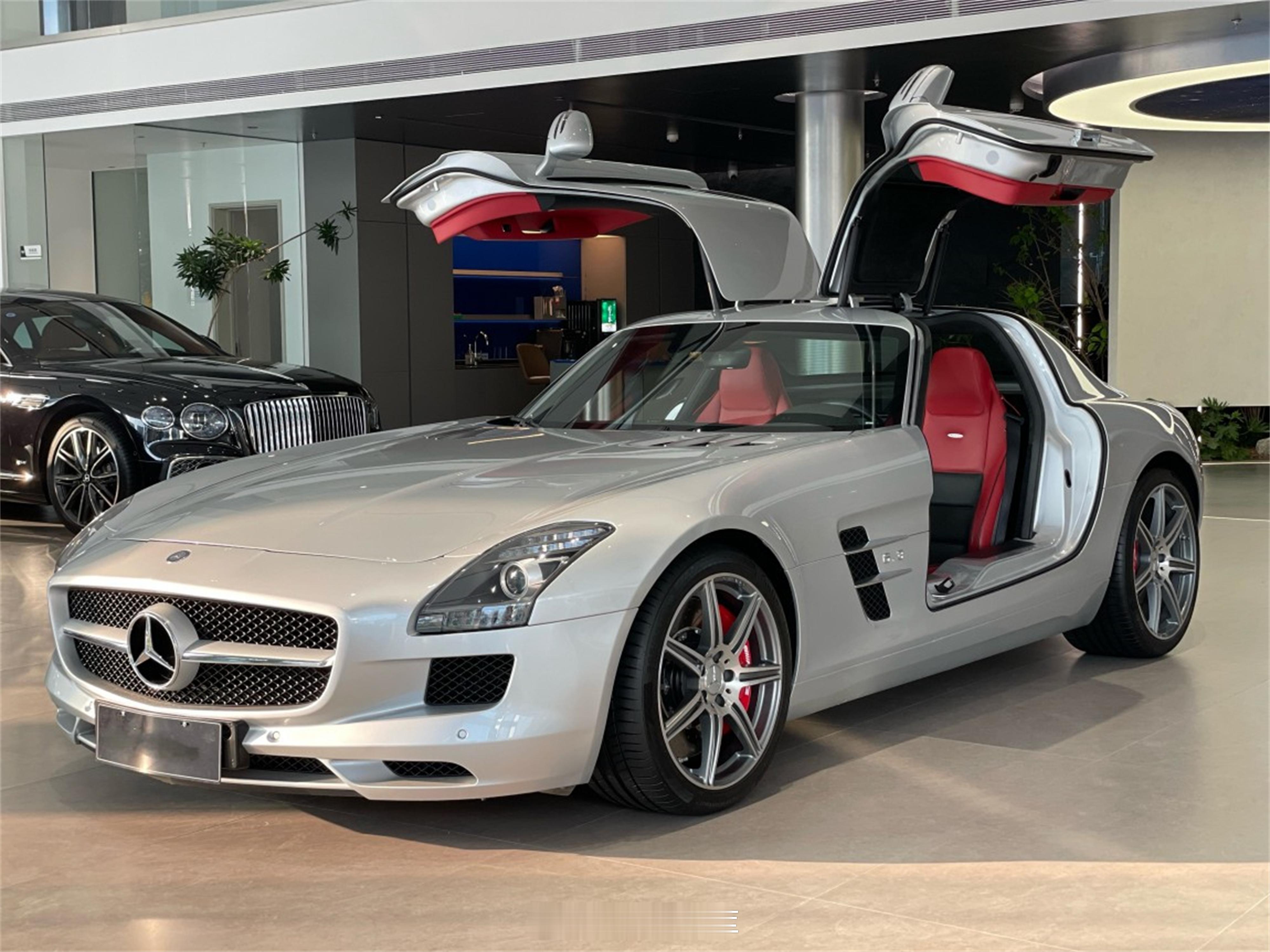 收藏级别的奔驰SLS AMG17年上牌的奔驰SLS AMG到现在开了还不到200