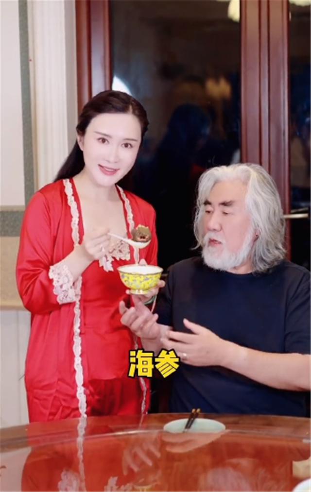 74岁的张纪中被小30多岁的妻子嫌弃了，被杜星霖吐槽，才玩了一会儿就哎呦哎呦唉声