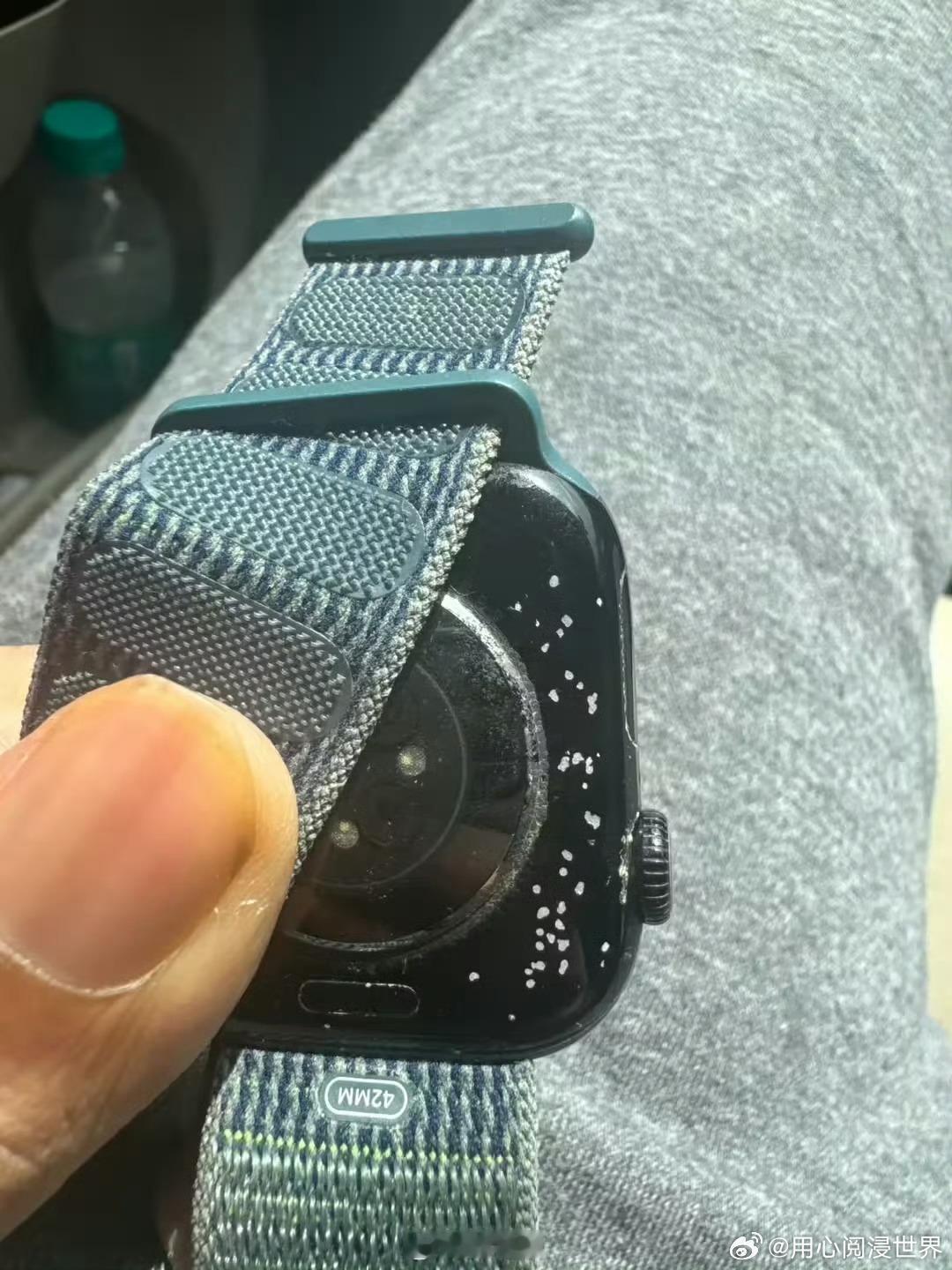 部分亮黑款苹果手表掉漆这服务就是高端，可以哦，只是这品控有点不怎么高端 南宁