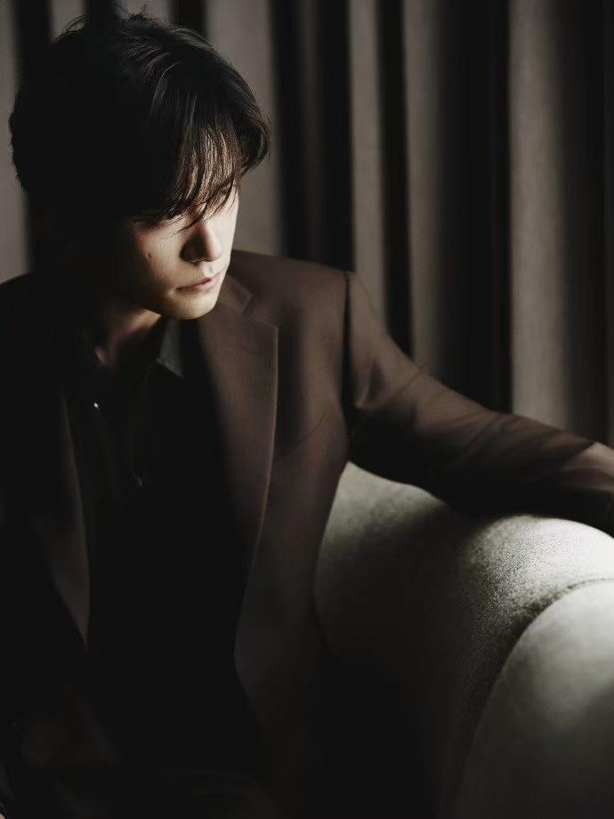 千玺贺岁新片爆了 易烊千玺贺岁新片准时赴约！银幕上的他魅力满满，每次都能带来全新