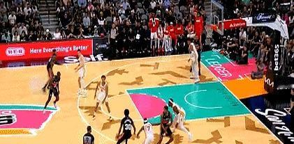 在马刺对阵老鹰的比赛中，尚帕尼第四节战斧暴扣引爆全场。
 

球队老大文班亚马直