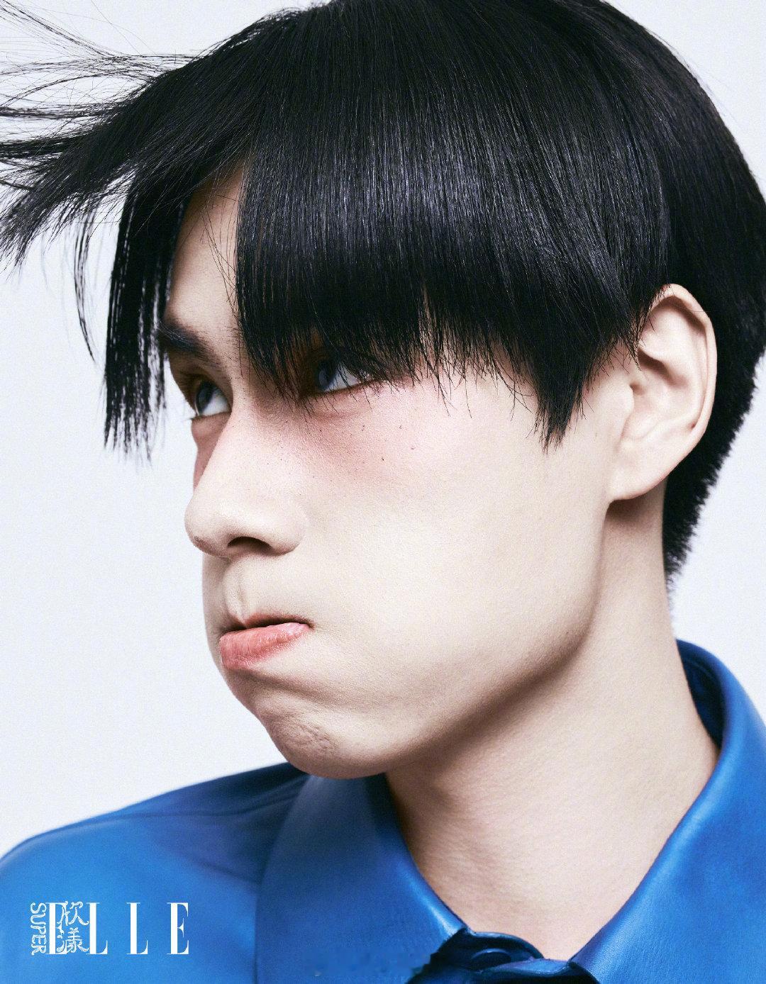 胡一天叠穿咋这样谁给胡一天打的眼下腮红 这叠穿居然是左右双拼款，帅得特立独行还超