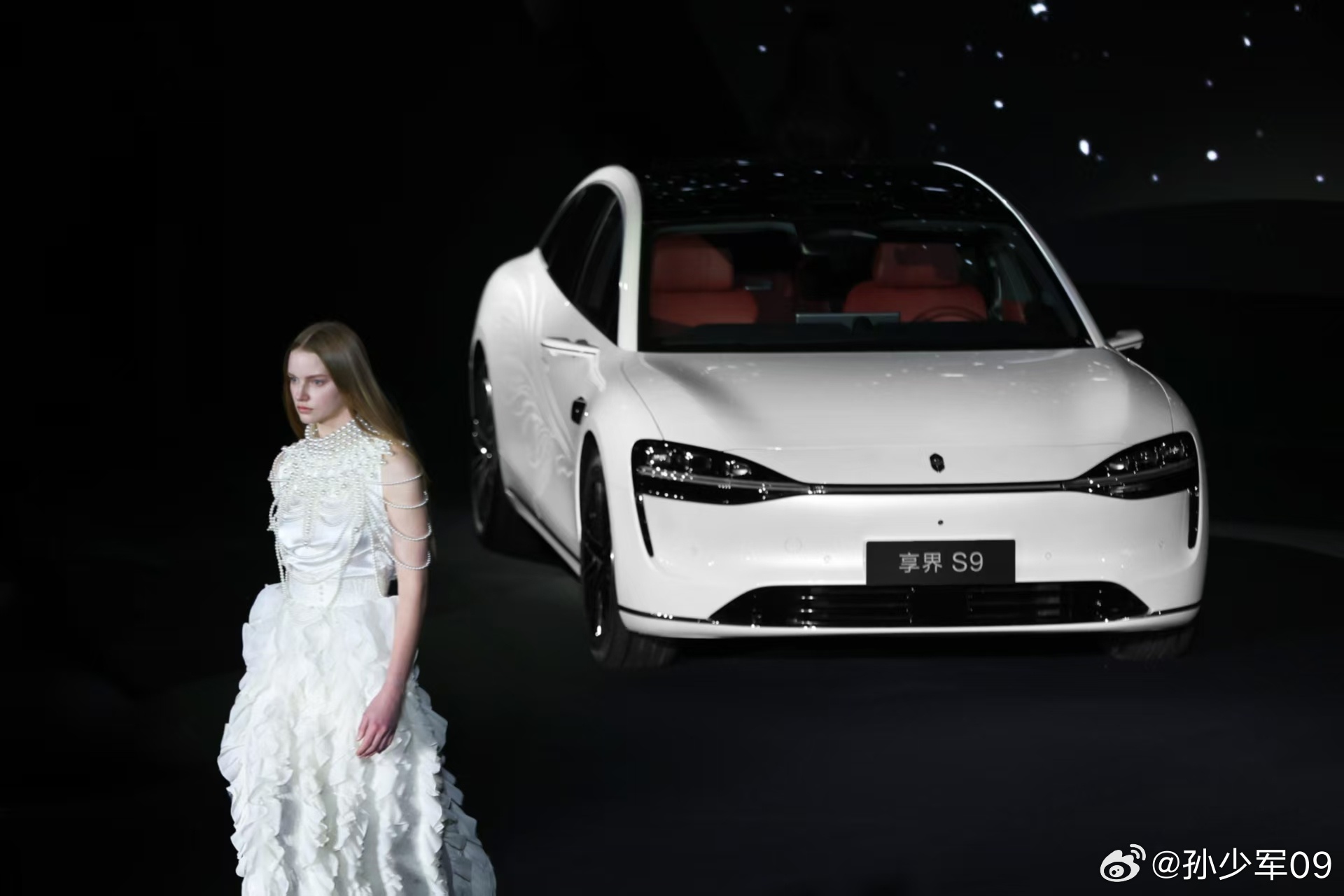 2026北京时装周享界时尚之夜暨「寰宇春辰」发布会，享界S9T星玫粉、享界S9月