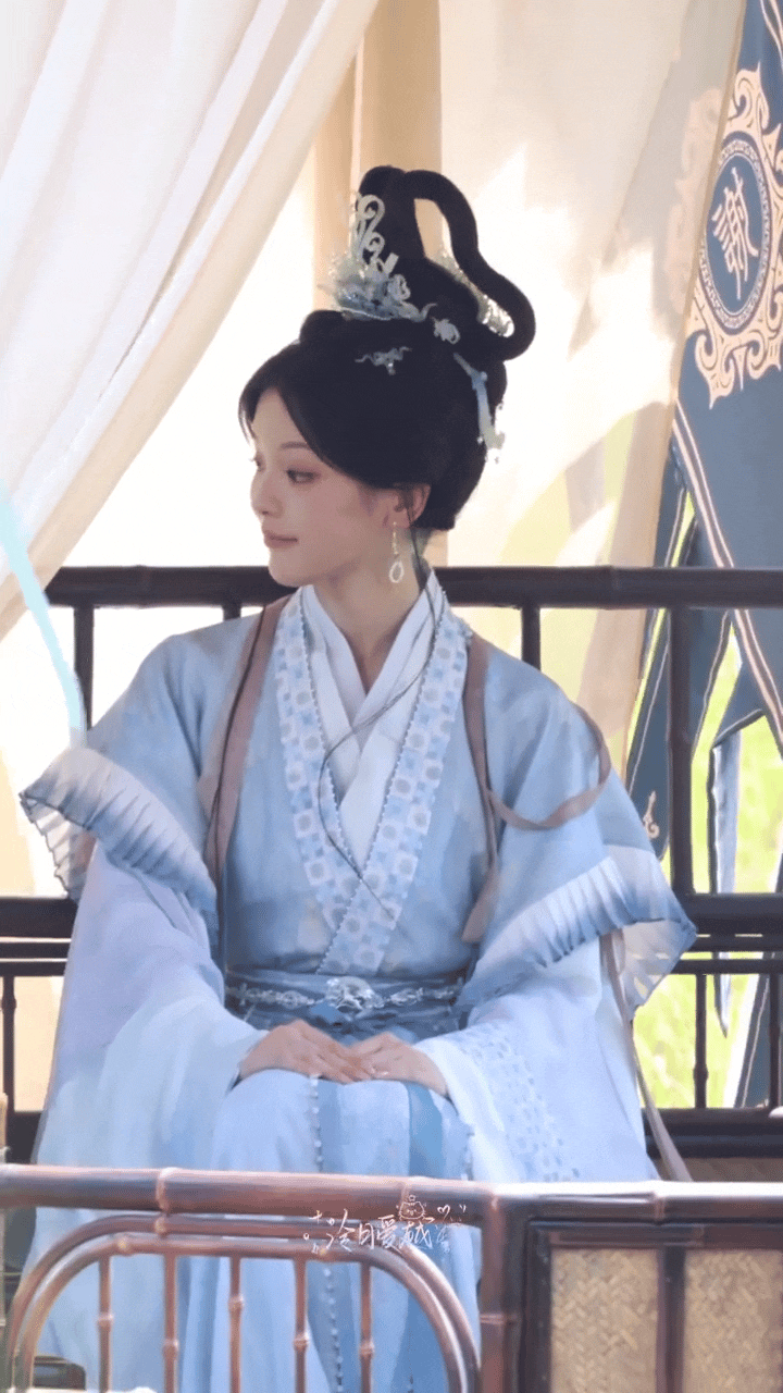 杨超越古装好小的脸啊 