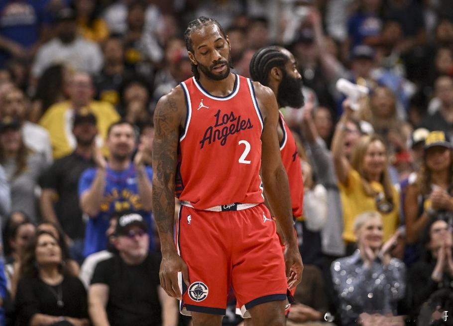 NBA常规赛，快船101-122不敌雷霆。快船队记Law Murray发文写道：