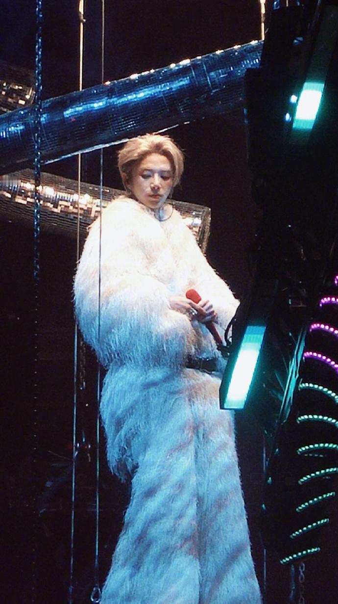 华晨宇 年轻的家主 南宁站开场直接鲨疯，年轻家主即视感拉满，眼神里的笃定超迷人，