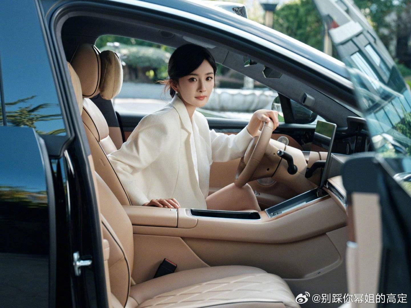幂幂招呼我坐副驾驶 ​​​