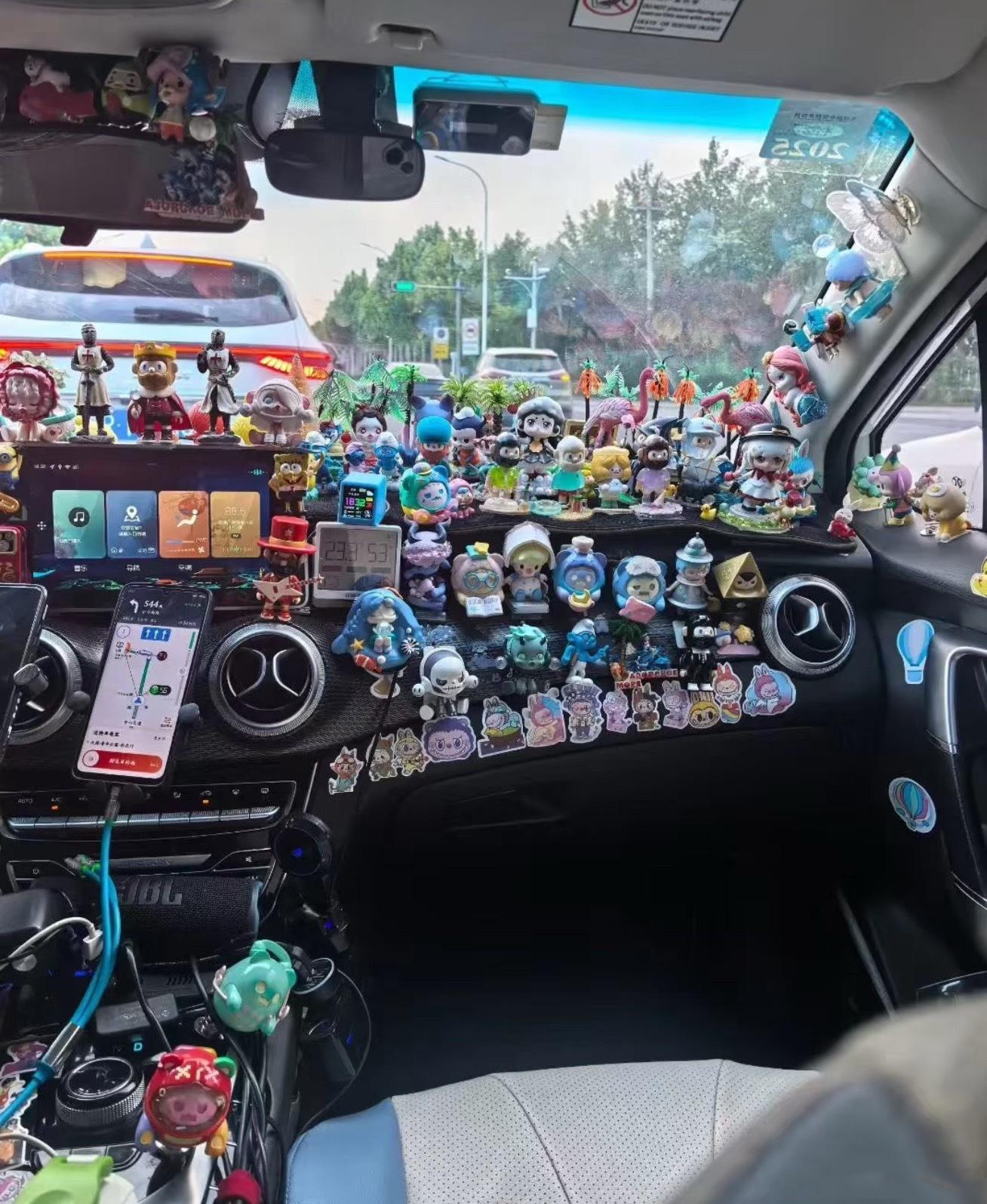 不要在车里放小玩偶了 除了中控台摆小玩偶，还有方向盘上镶钻的