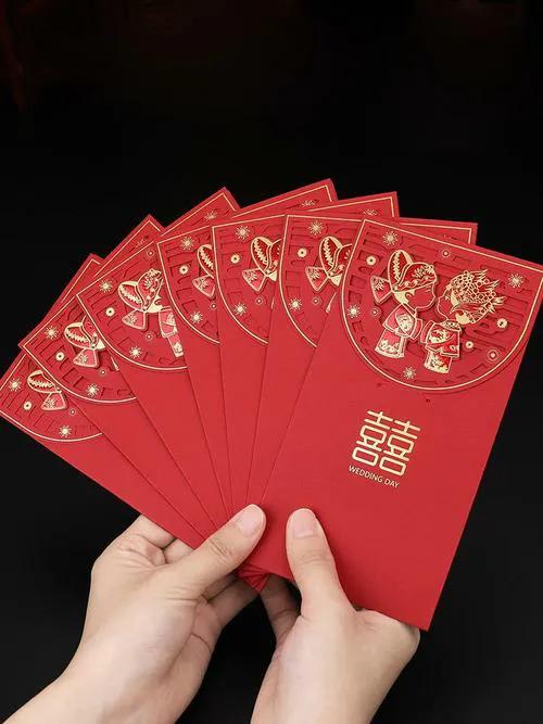 同学孩子结婚，按惯例，我们这些同学是要随份子钱的。
平常都是说好的一千元钱，这次