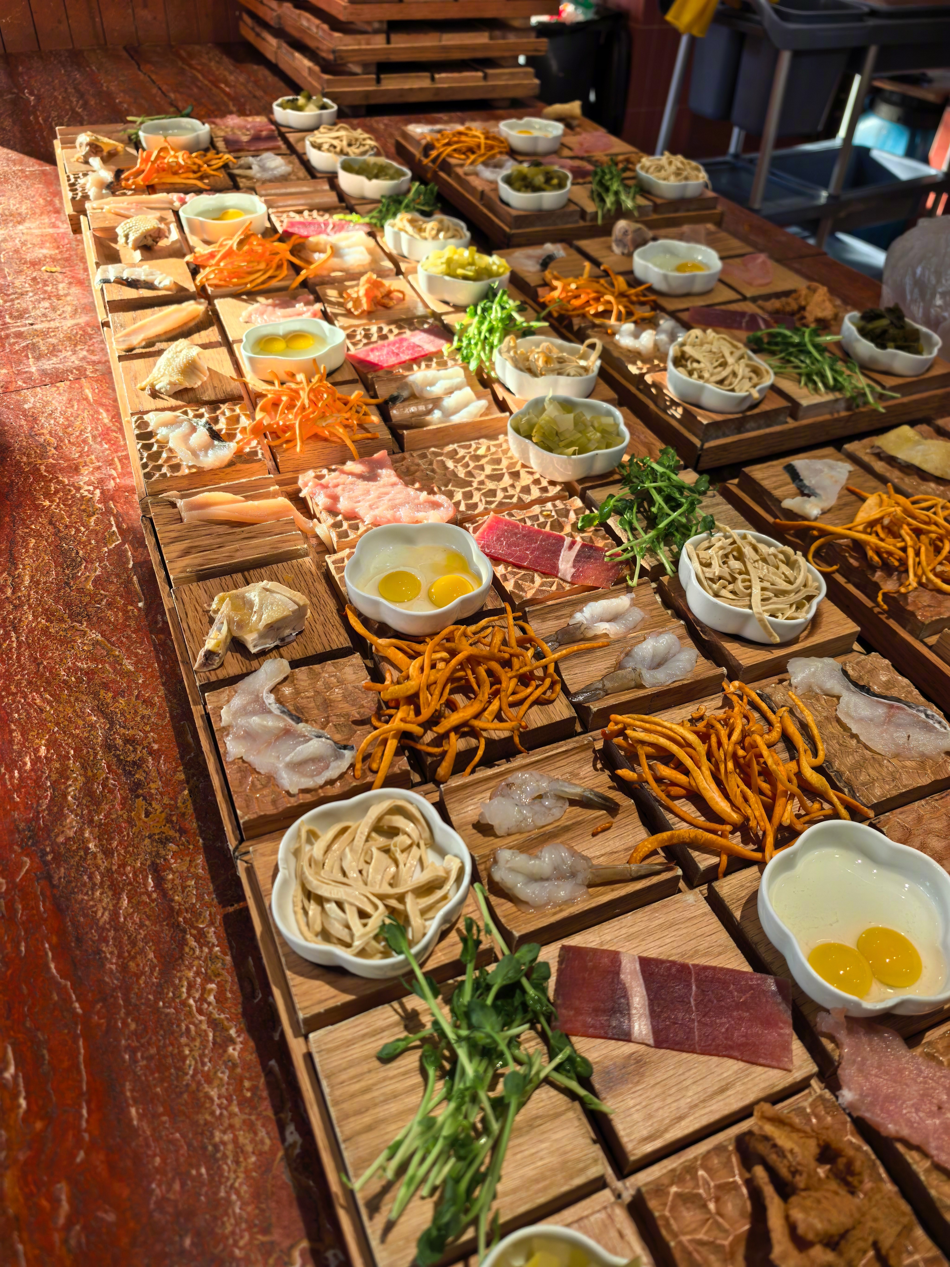 云南的过桥米线吃着还是很舒服的，岁数小的时候总觉得过桥米线太淡了，岁数大了觉得口