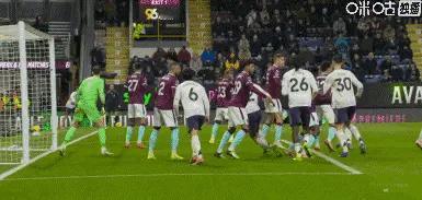 伯恩利2比2曼联 ｜伯恩利vs曼联 比赛28分钟，利马乱战破门，但是主裁判斯图亚