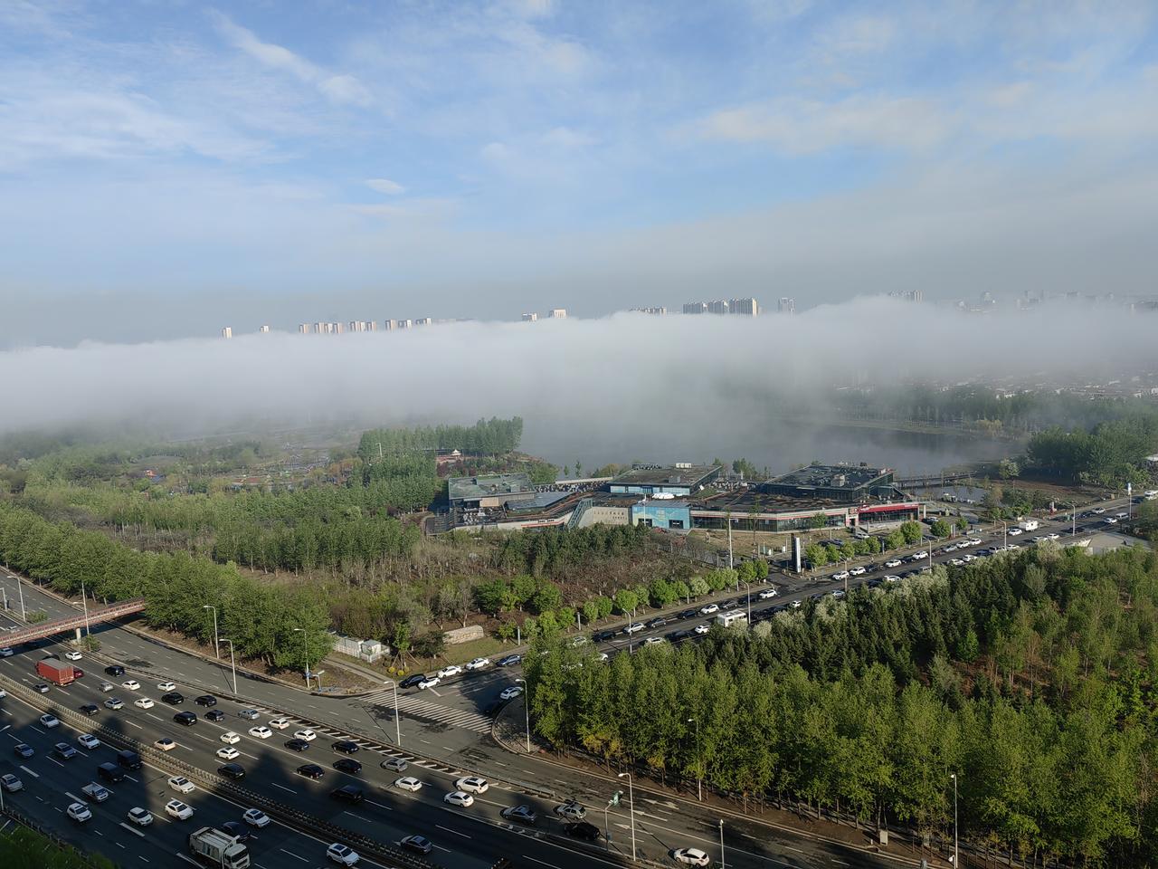 晒图笔记大赛 晨雾中的城市，车流不息，繁忙而宁静。如果孙猴子从里面突然蹦出来，也