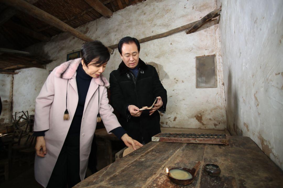 许家印认罪悔罪，他为什么没有溜之大吉？

今日，许家印受审，共涉及8项罪名，他都